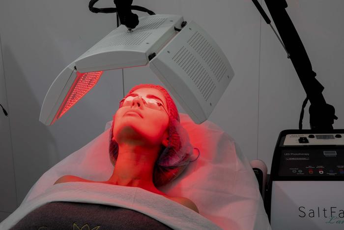 iS Clinical Fire & Ice Luxury Facial with LED Light Therapy 50-Mins course of 4 (save €371)